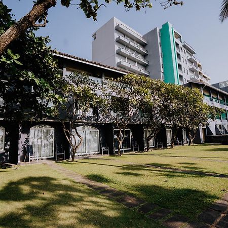 Earl'S Regent Negombo Hotel Exterior photo