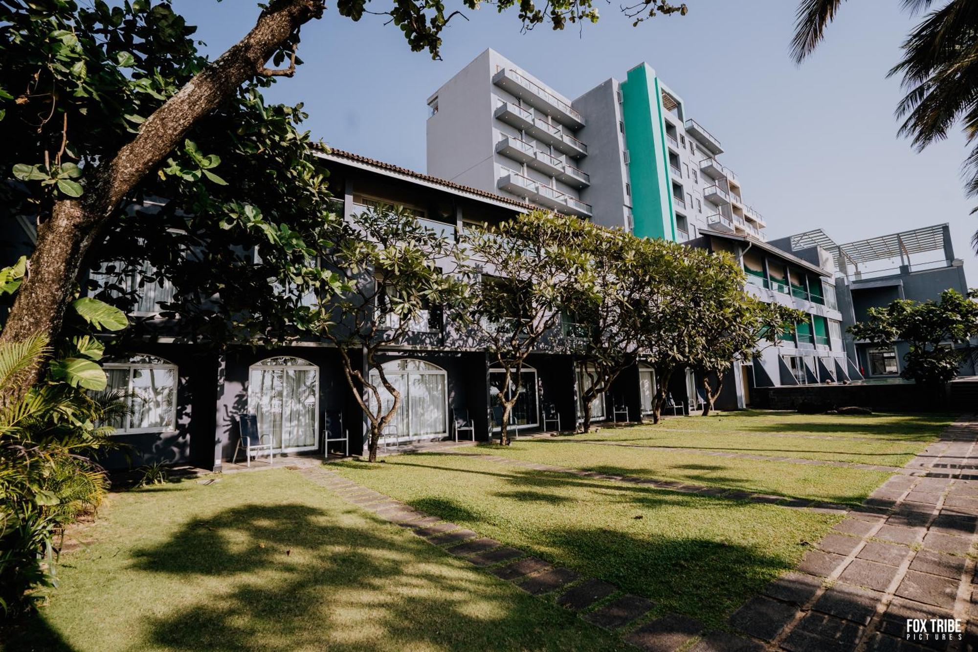 Earl'S Regent Negombo Hotel Exterior photo